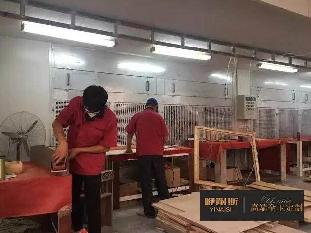 對拼好后的柜板用專業的拋光機進行多次拋光